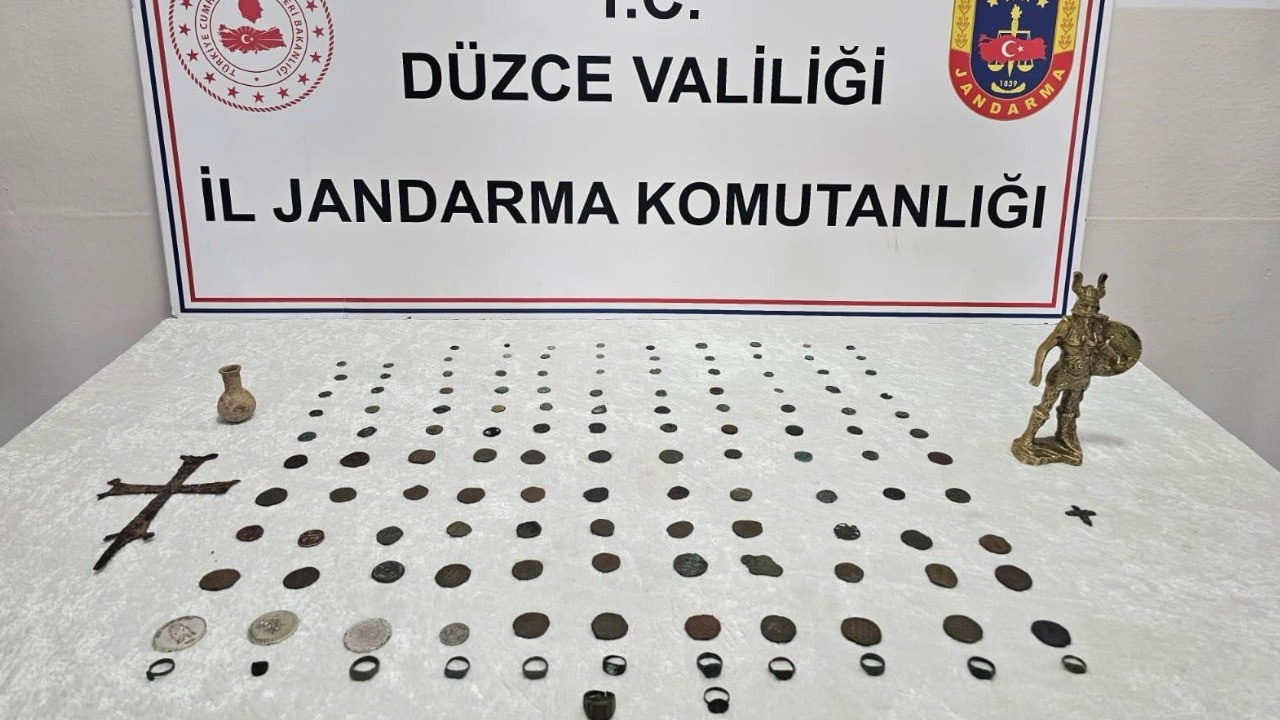 Satmak için müşteri ararken jandarmaya yakalandılar