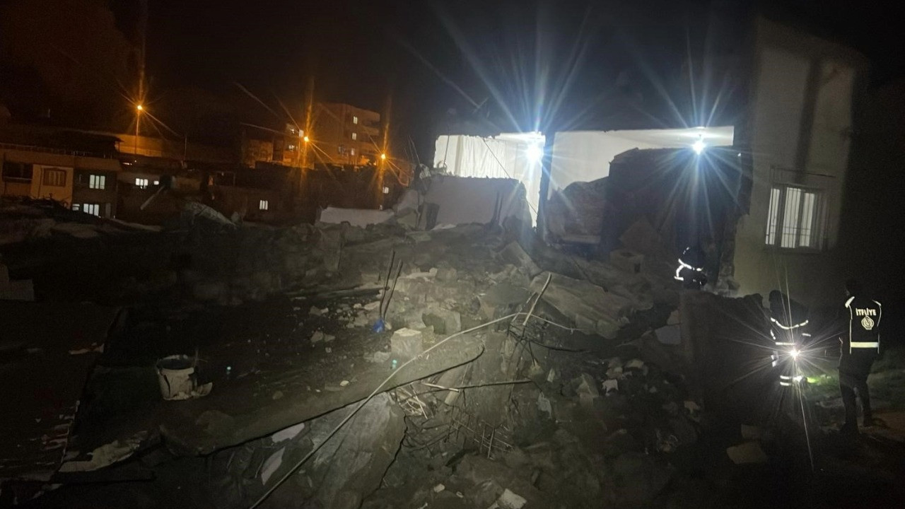 Siirt’te metruk bina çöktü