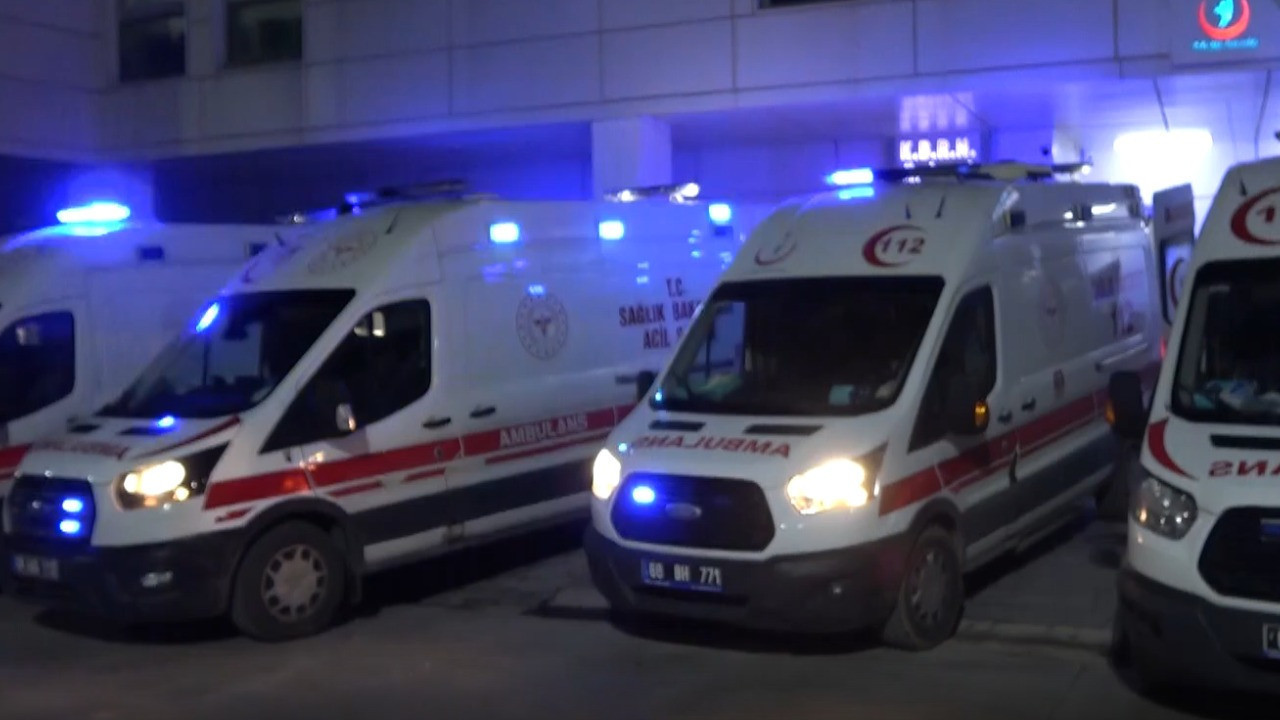 Yüksek sesle konuşan müşteriyi uyaran garson, bıçaklandı