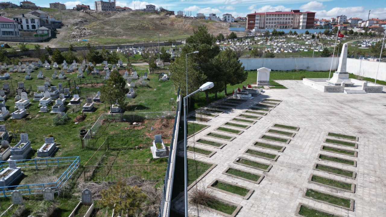 Aynı mezarlıkta iki kıble