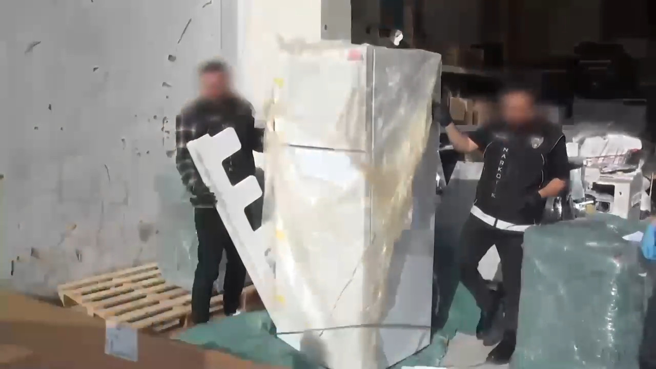 Kargodaki buzdolabından uyuşturucu çıktı