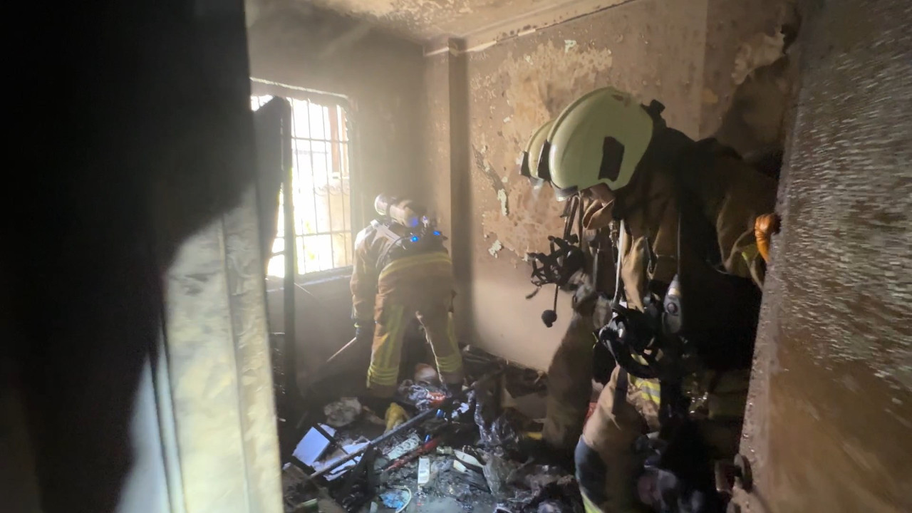 Yatakta unutulan sigara evi yaktı