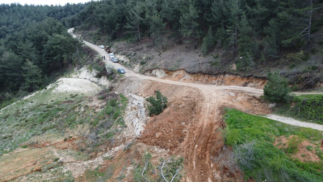 Yol çöktü, mahalleli 3 aydır tarlasına yürüyerek gidiyor