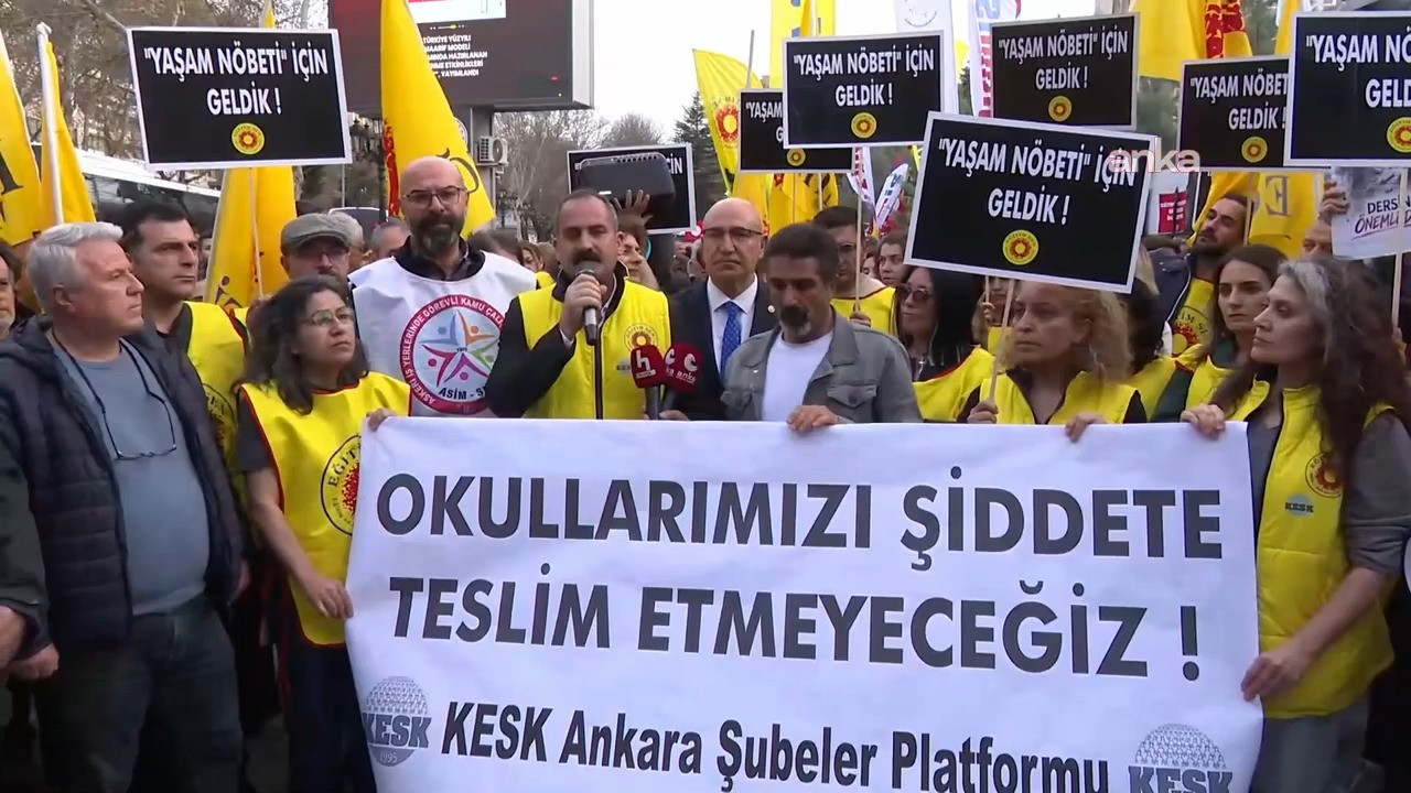 Eğitim-Sen, MEB'in önünde nöbette