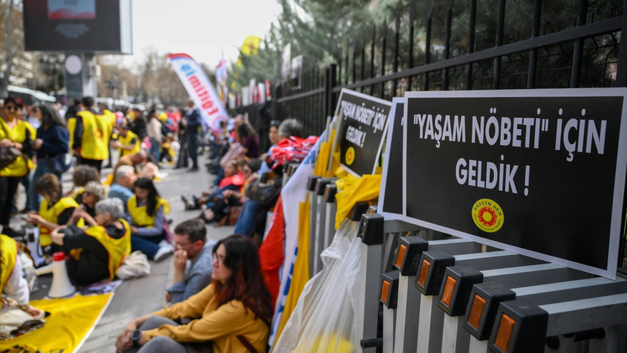 Eğitimcilerden MEB önünde protesto