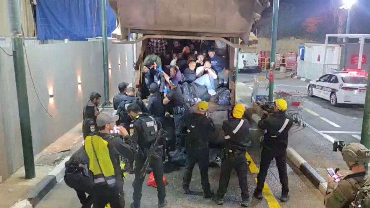 İsrail'de skandal görüntü: Önce engellediler, sonra...