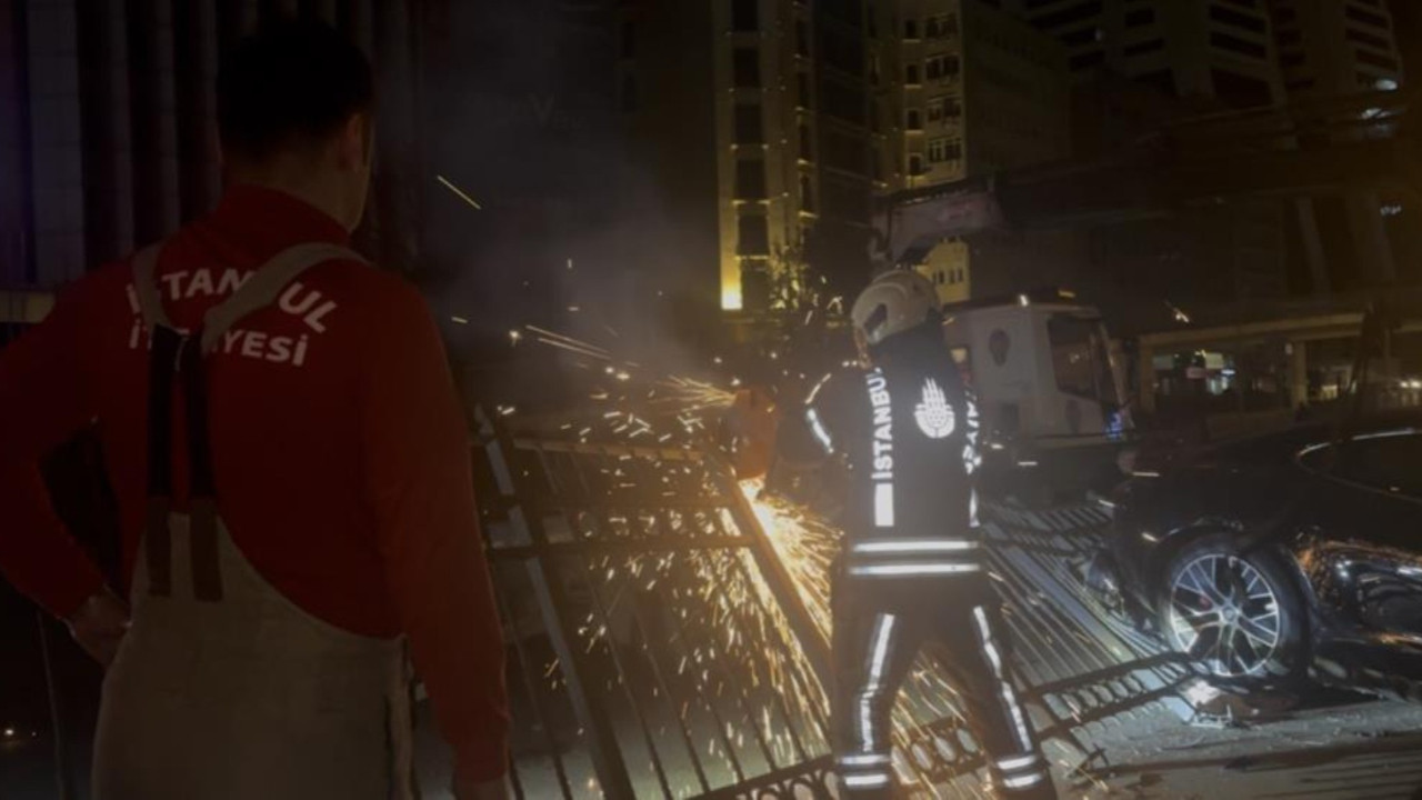 Şişli’de kontrolden çıkan lüks otomobil bariyerleri aşıp korkuluklara çıktı