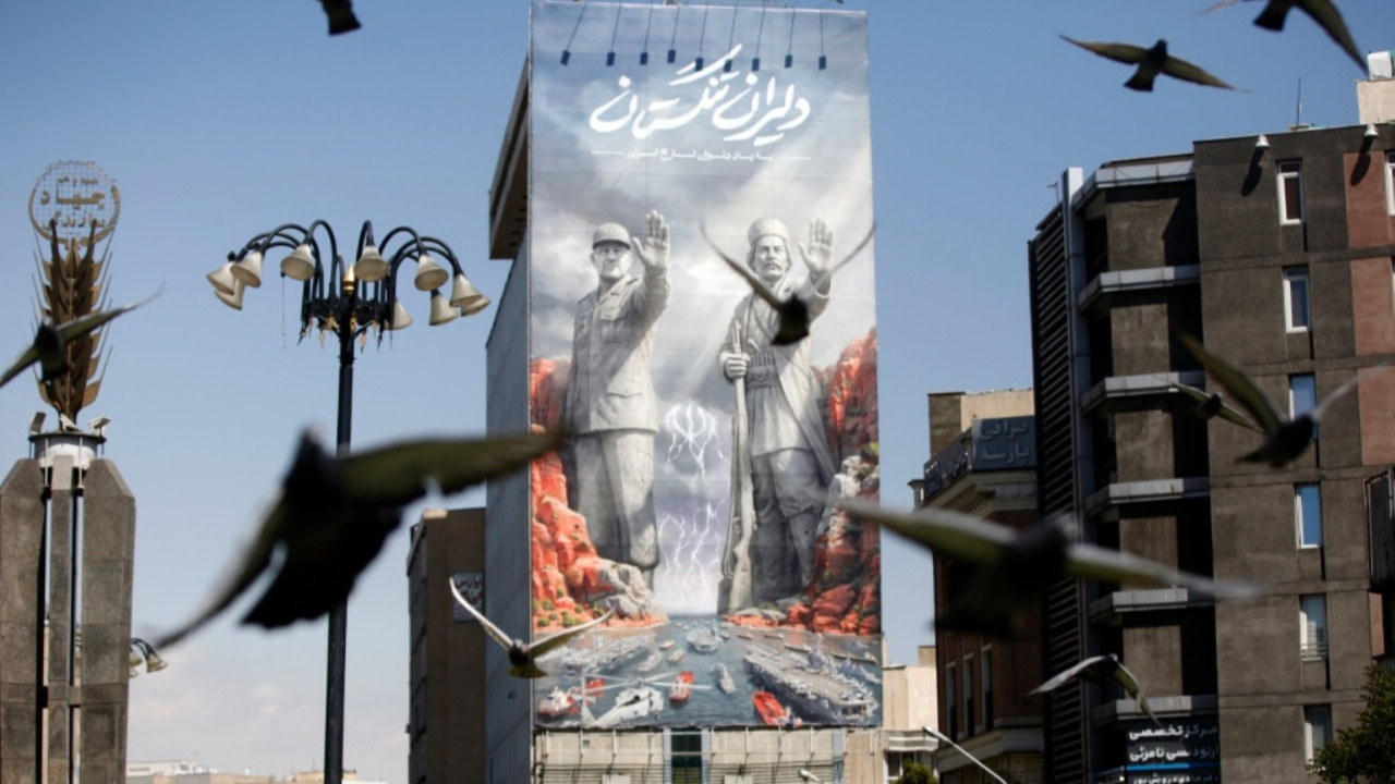 Tahran'da dev Hürmüz afişi