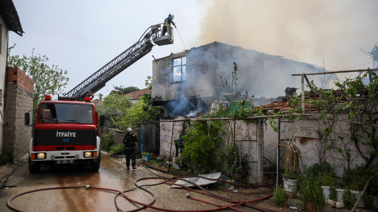 Yangın büyüdü, çocuklar içeride kaldı: Mahalleli seferber oldu