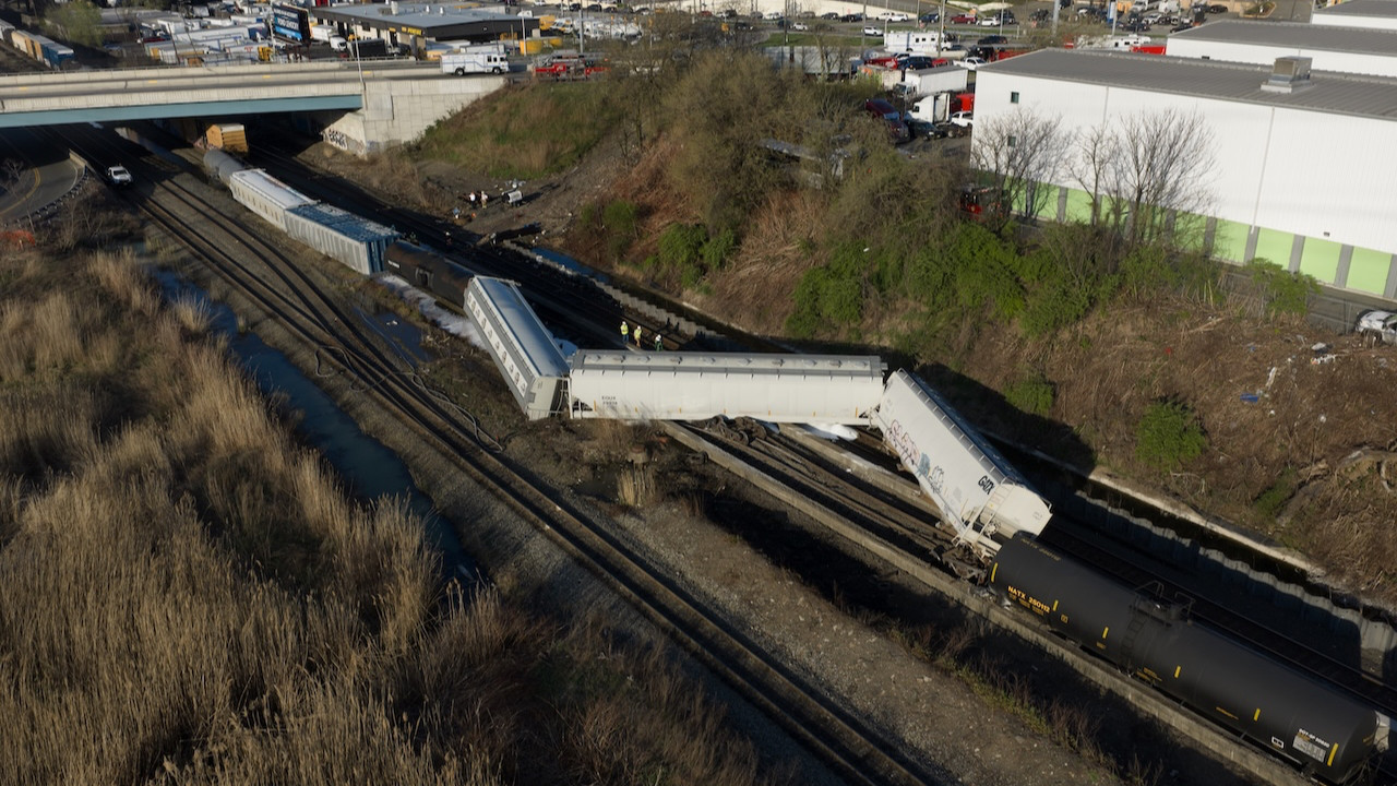 Yük treni raydan çıktı: Kimyasal sızıntı var
