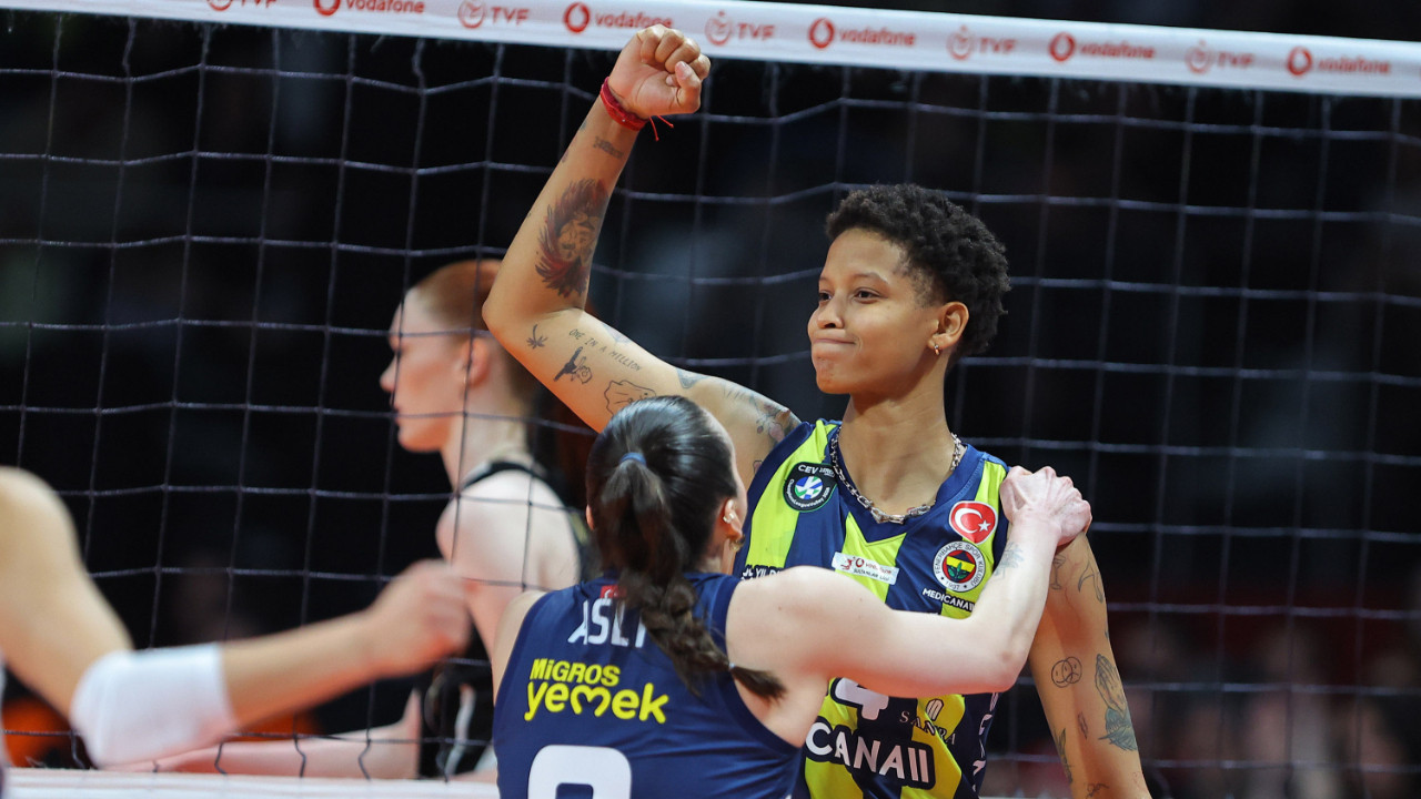 Fenerbahçe, nefes kesen maçta VakıfBank'ı karar setinde devirdi: Seri 5. maça uzadı