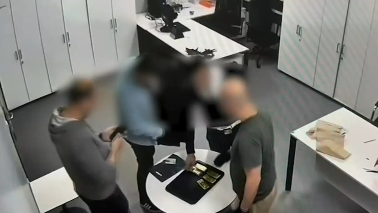 Interpol'ün aradığı altın kaçakçısı İstanbul'da yakalandı