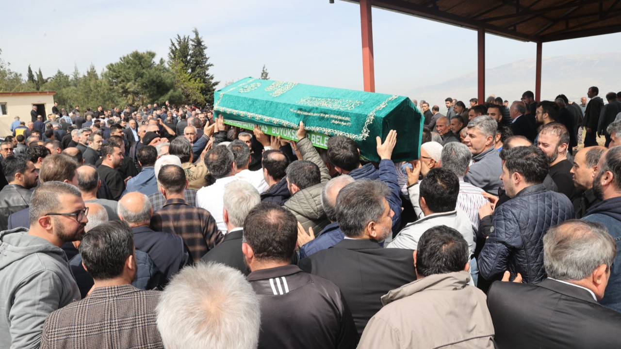 Kahramanmaraş'ta büyük acı: Cenazeler toprağa veriliyor