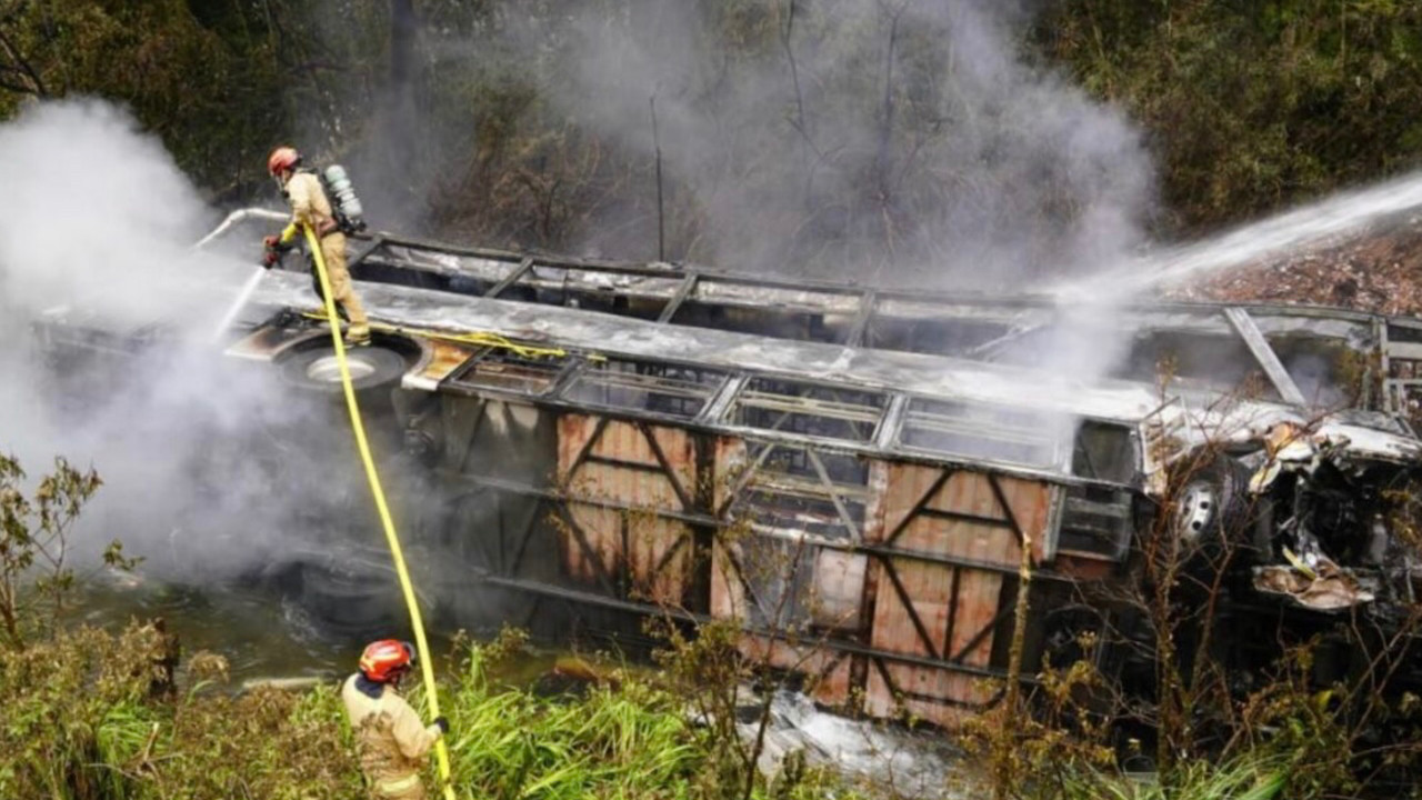 Korkunç kaza: Yolcu otobüsü uçuruma yuvarlandı, ölü ve yaralılar var