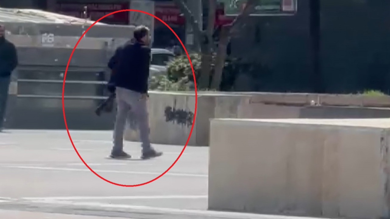 Meydan ortasında pompalı tüfekle yürüdü