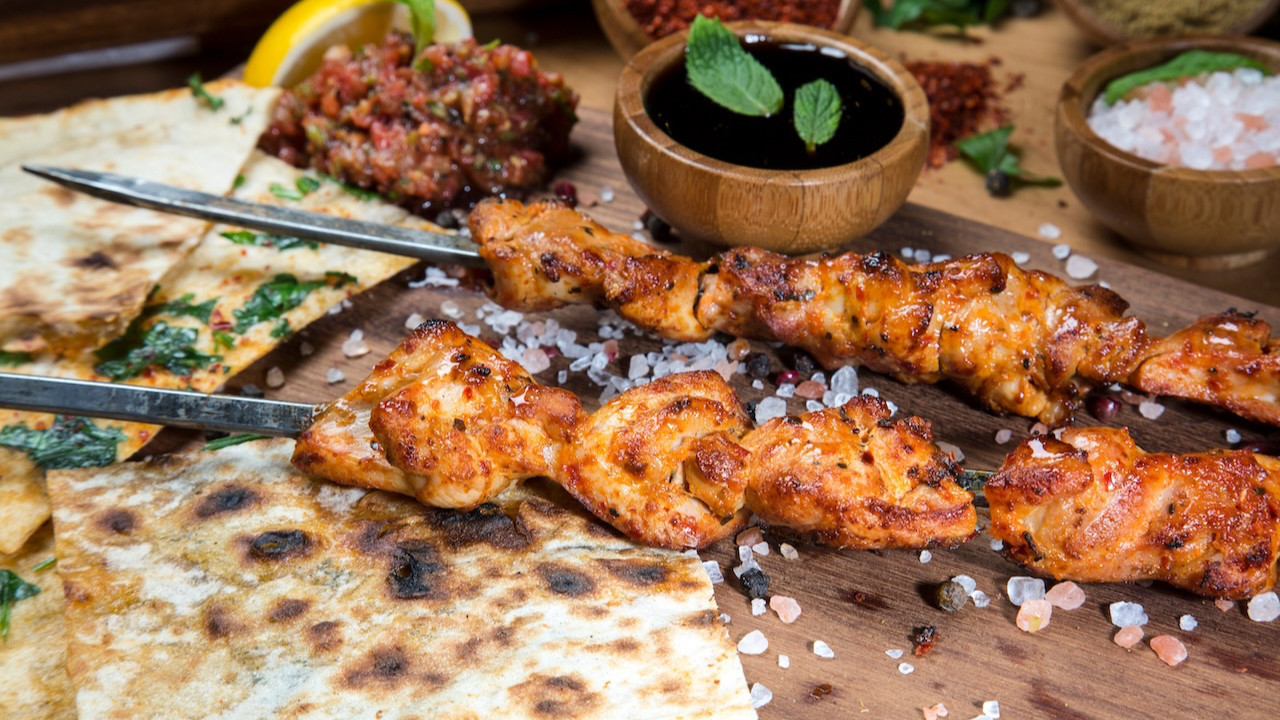 Turisti böyle dolandırdılar: 91 bin TL'ye şiş kebap sattılar