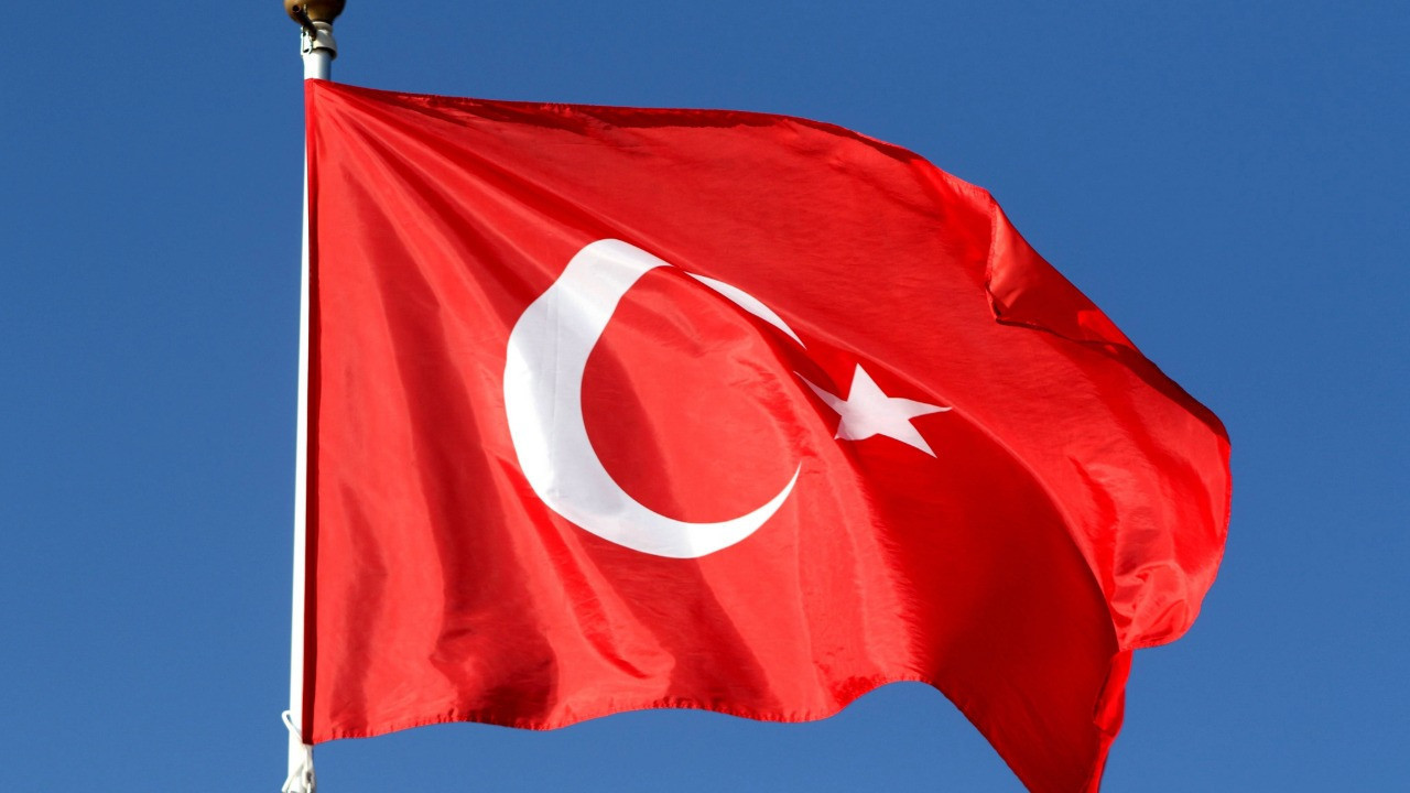 Bayrak yakan kişi hakkında 'milli değerlere yönelik bilinçlendirme eğitimi' kararı