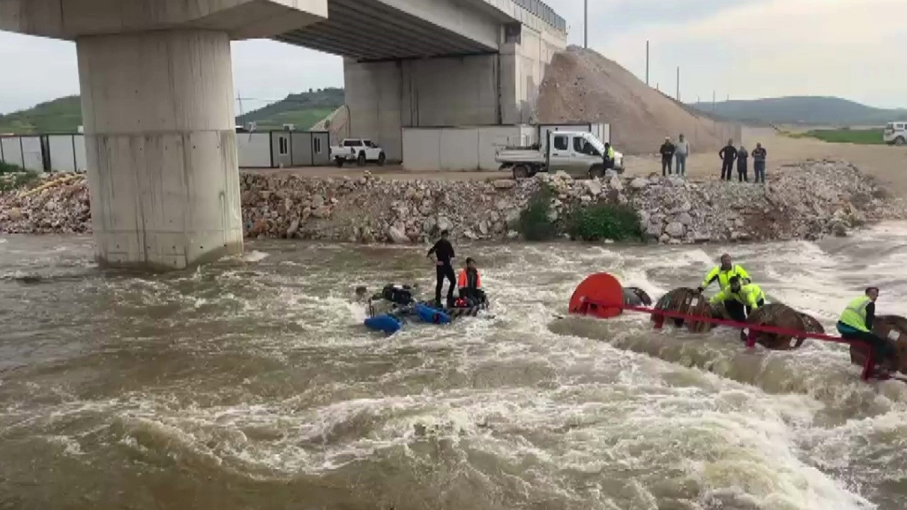 Dereyi traktörle geçmek isterken faciadan döndüler