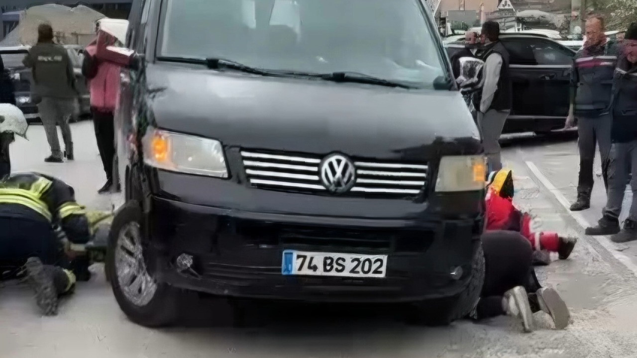 Ekipler aracın altında kalan kadın için seferber oldu