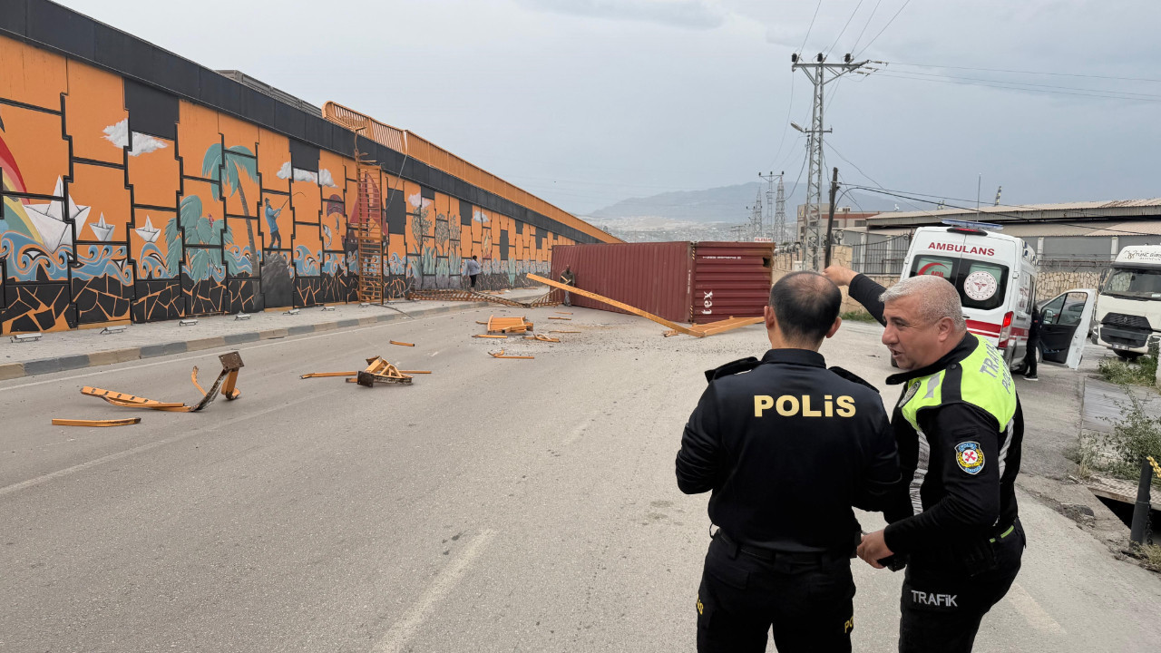 Fırtına tırı parçaladı: Konteyner köprüden uçtu