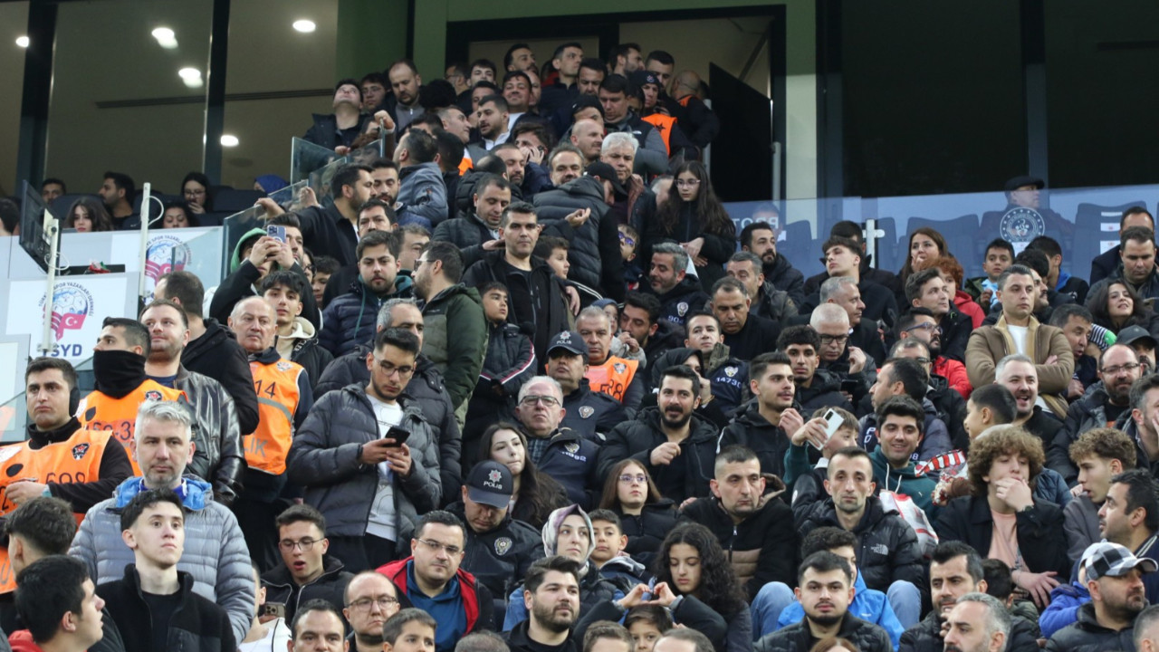 Gençlerbirliği - Galatasaray maçında tribünde izdiham