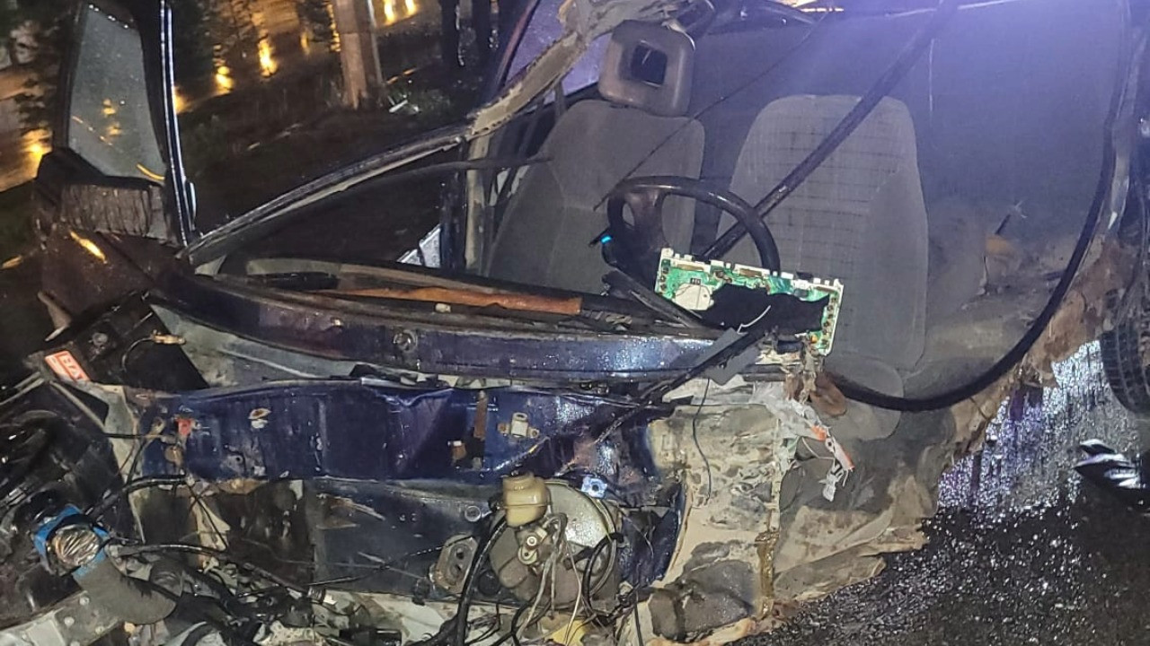 Kağıt gibi ezilen araçta can verdi