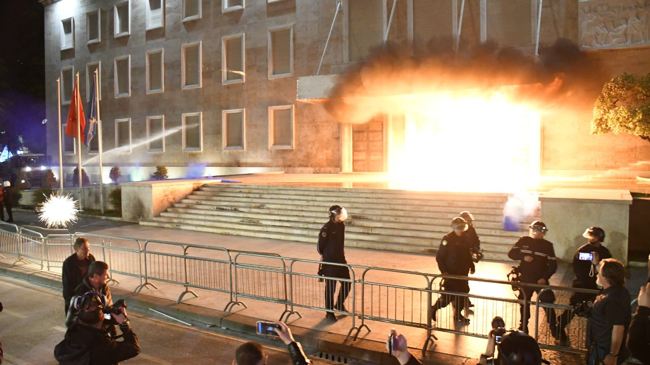 Muhalefet gösterisinde sokaklar karıştı