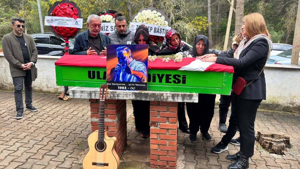 Rıza Tamer, son yolculuğuna gitarıyla uğurlandı