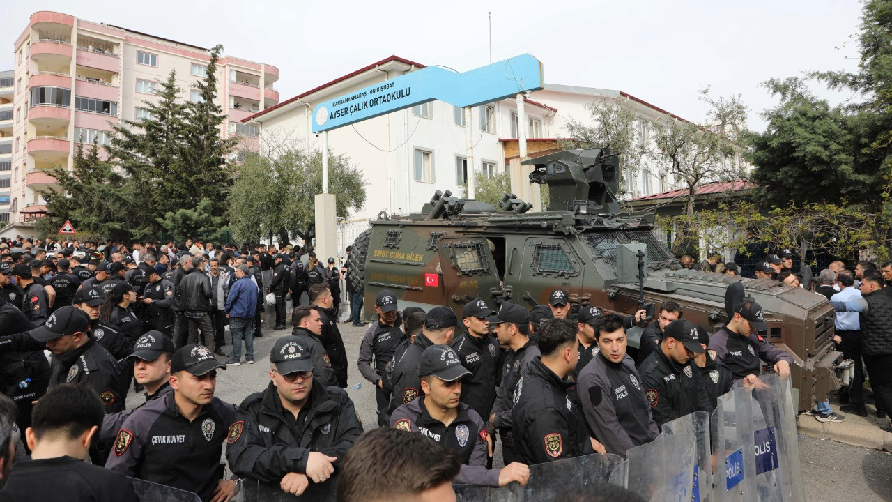 Saldırıda öğrenciler sıraları siper yapmış