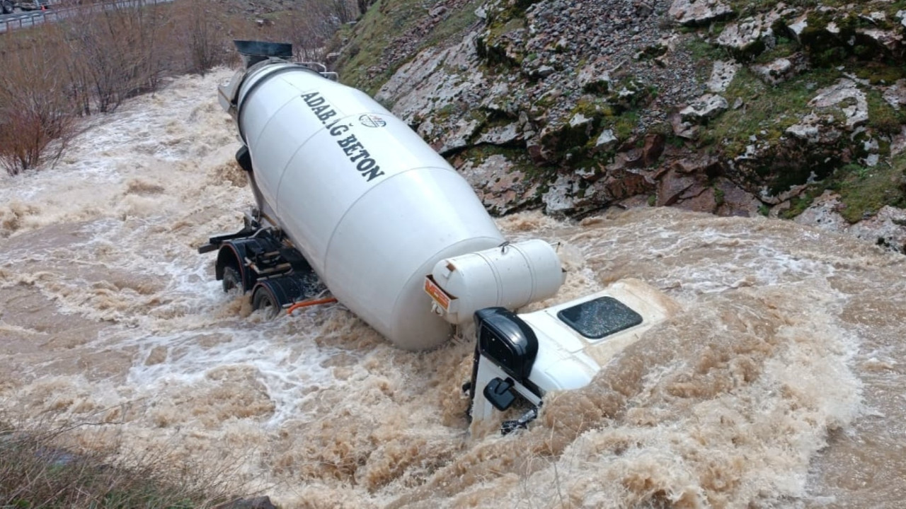 Beton mikseri dereye uçtu, sürücüsü kayboldu