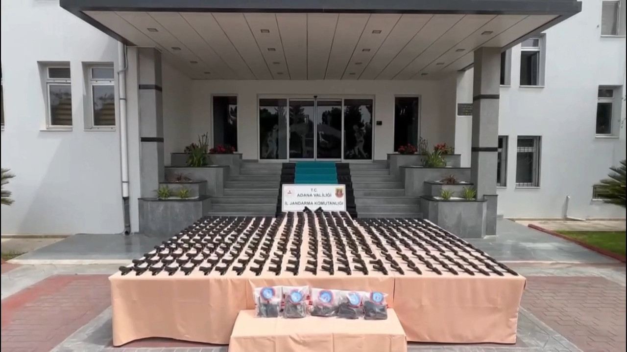 Cephanelik gibi evler: 1100 ruhsatsız tabanca ele geçirildi