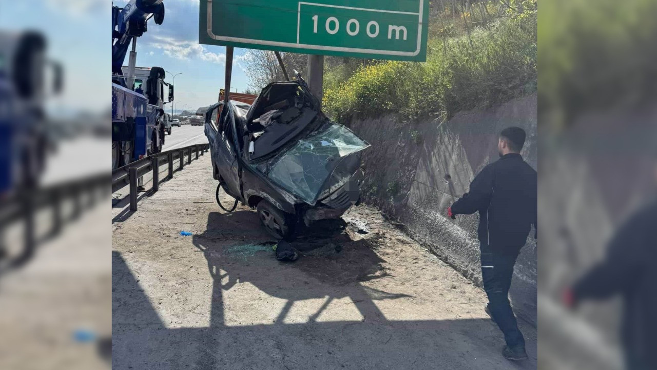 Kontrolden çıkan otomobil yön levhasına saplandı