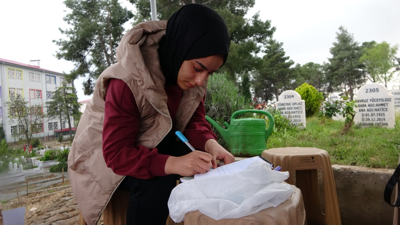 Okul saldırısında hayatını kaybeden öğrenciler için bırakılan notlar duygulandırdı