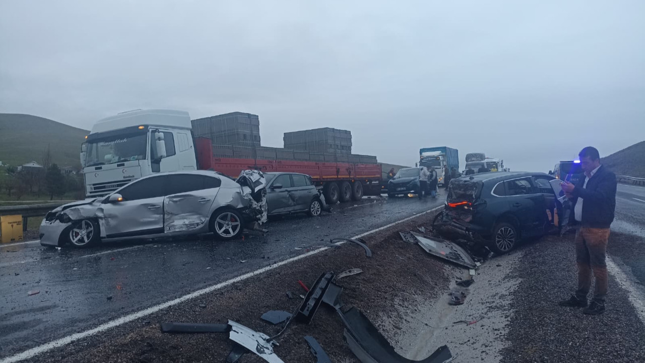 Yolcu otobüsü 10 araca çarptı: Yaralılar var