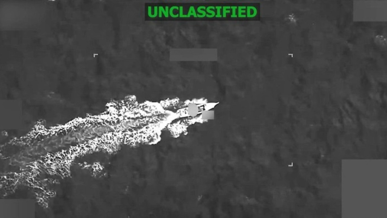 ABD, uyuşturucu yüklü tekneyi imha etti: 3 ölü var