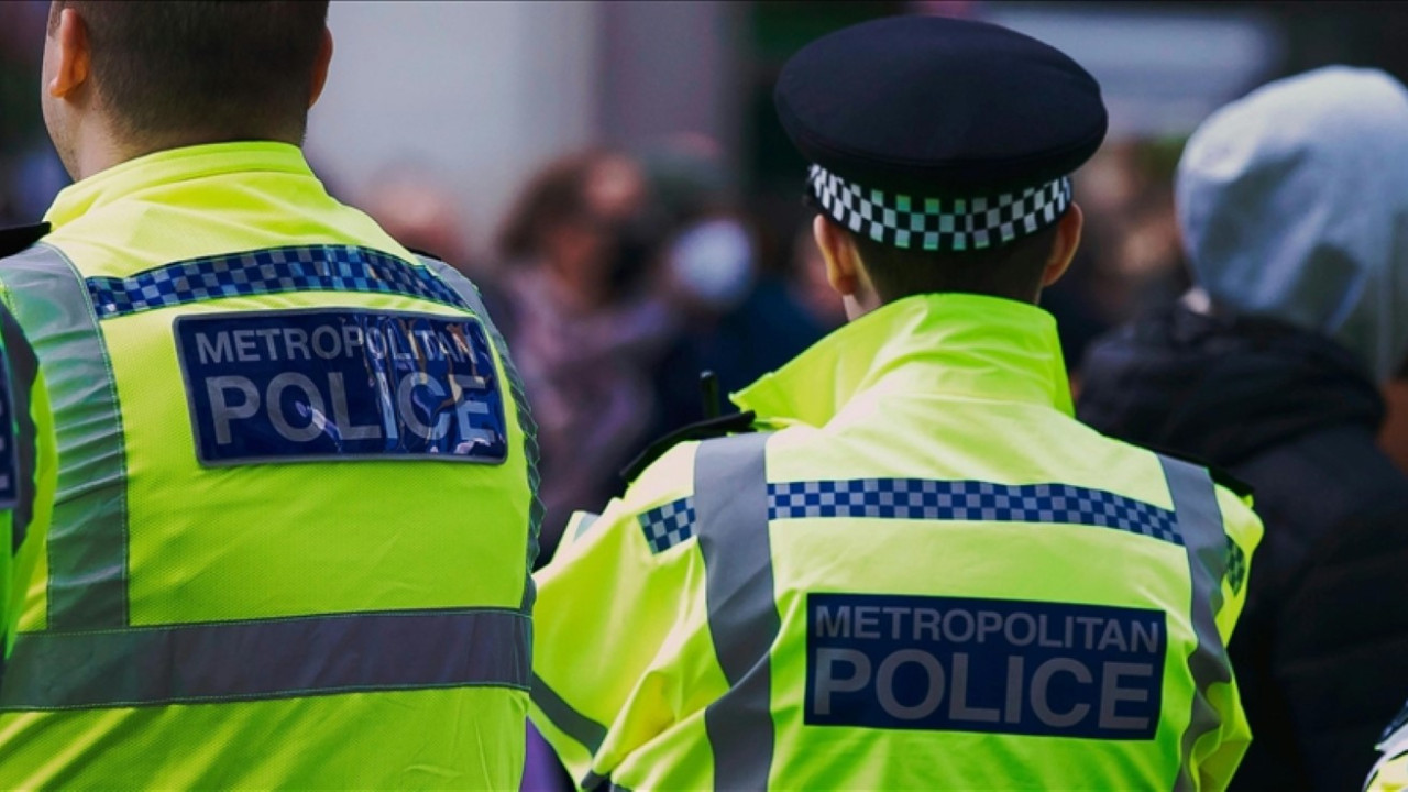 Araç yayaların arasına daldı