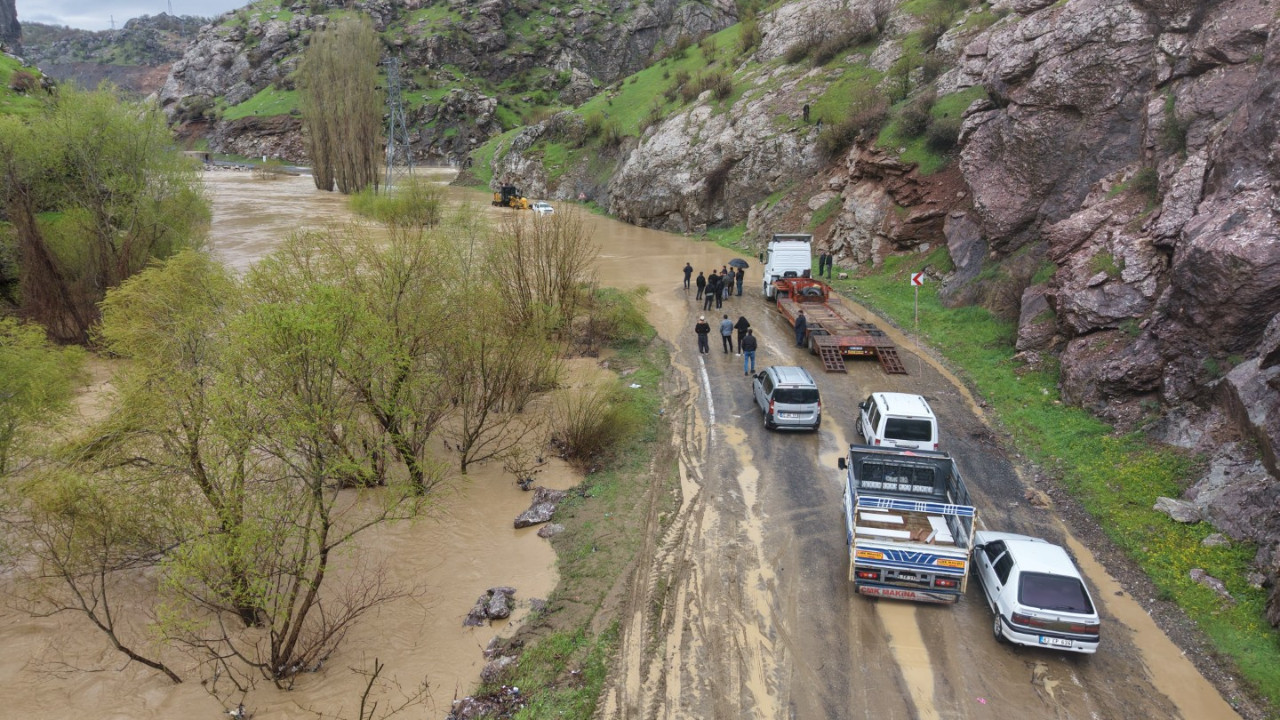 Dere karayolunu yuttu