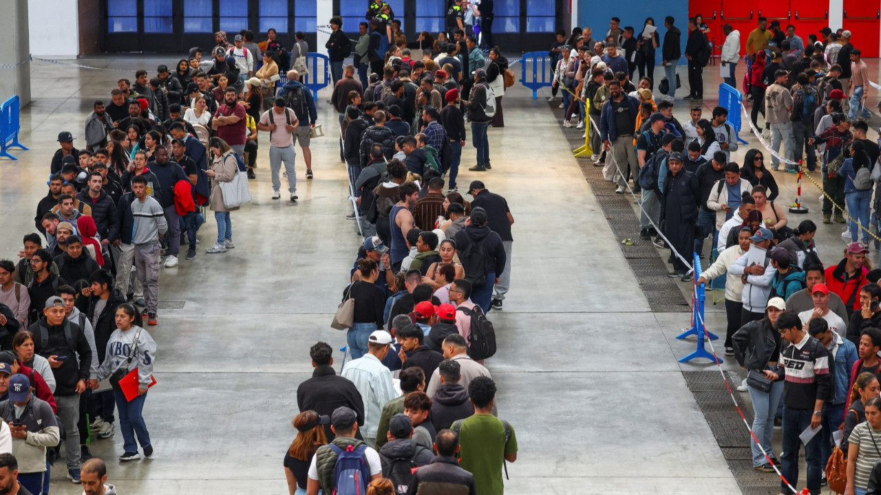 Kaçak göçmenler oturum ve çalışma izni için uzun kuyruklar oluşturdu