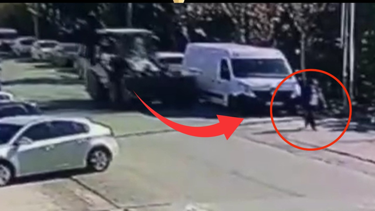 Kontrolden çıkan kepçe araçları biçti! Yoldan geçen kadın ölümden döndü