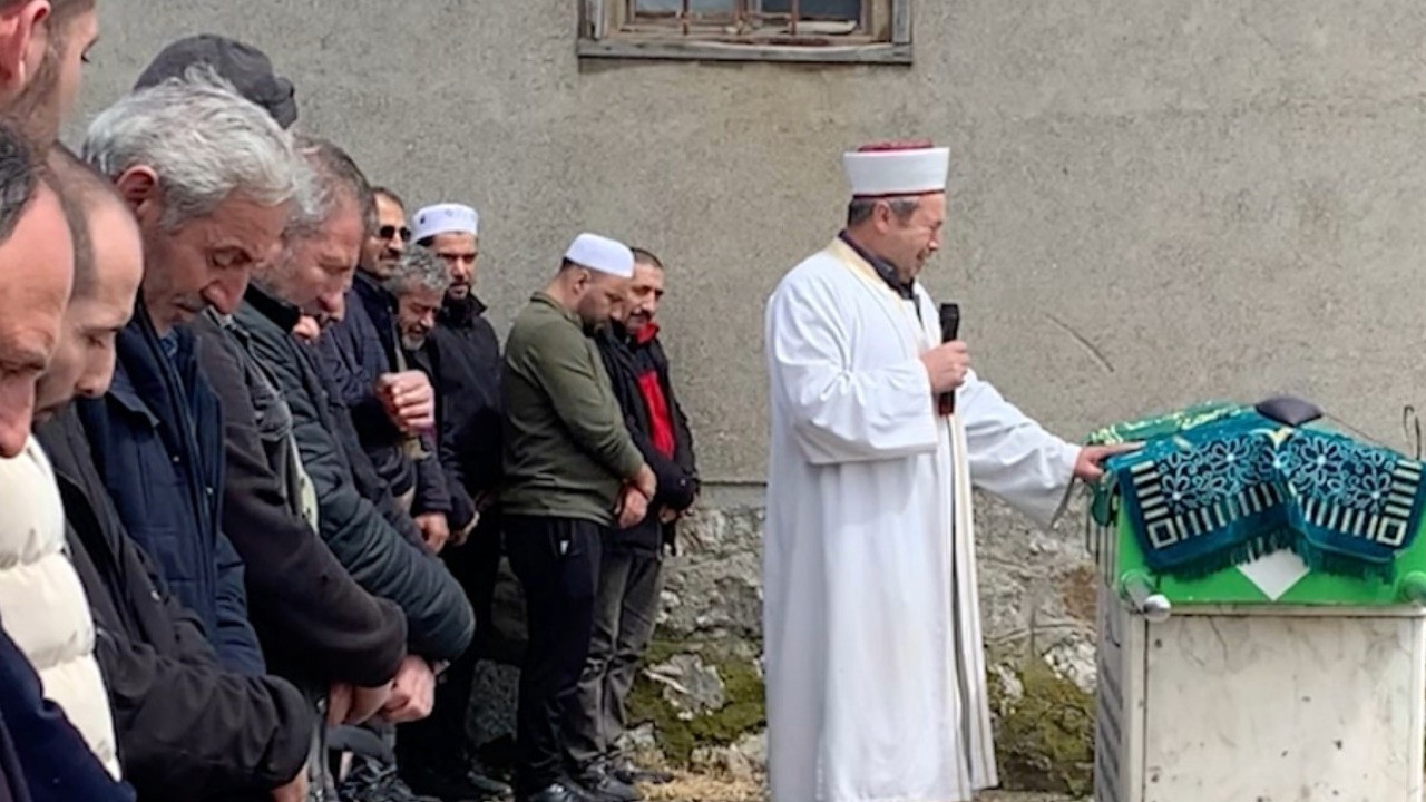 Köyün neşesiydi! İmam cenaze namazında gözyaşlarına boğuldu