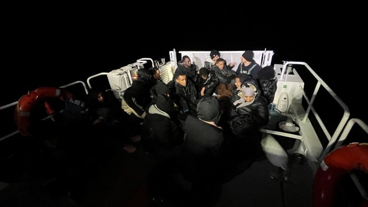 Kuşadası açıklarında nefes kesen takip: 19 göçmen yakalandı