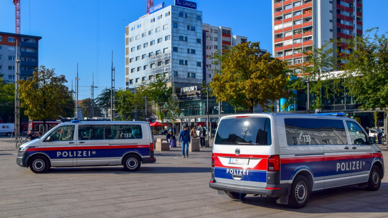 Otobüs süpermarkete girdi: Ölü ve yaralılar var
