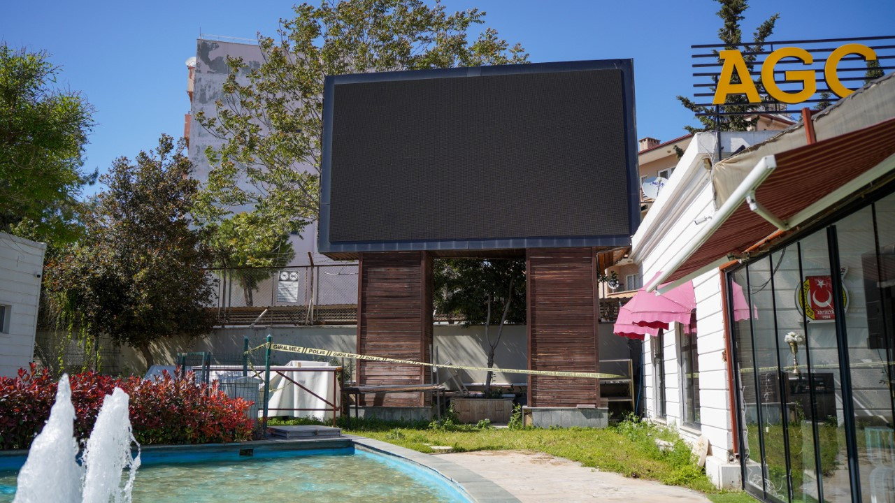 Reklam panosunun ayağında ceset bulundu