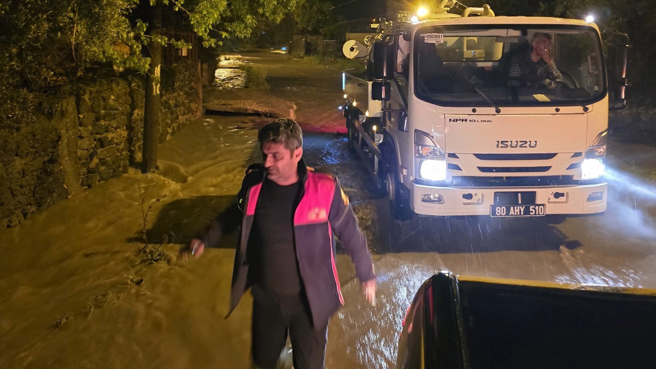Şiddetli yağmur ulaşımı felç etti: Yollar sular altında kaldı