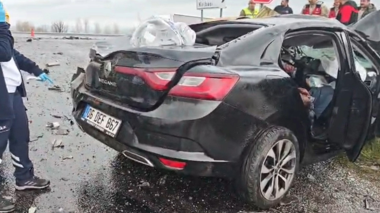 TIR ile otomobil çarpıştı: 2 kişi hayatını kaybetti, 1 yaralı