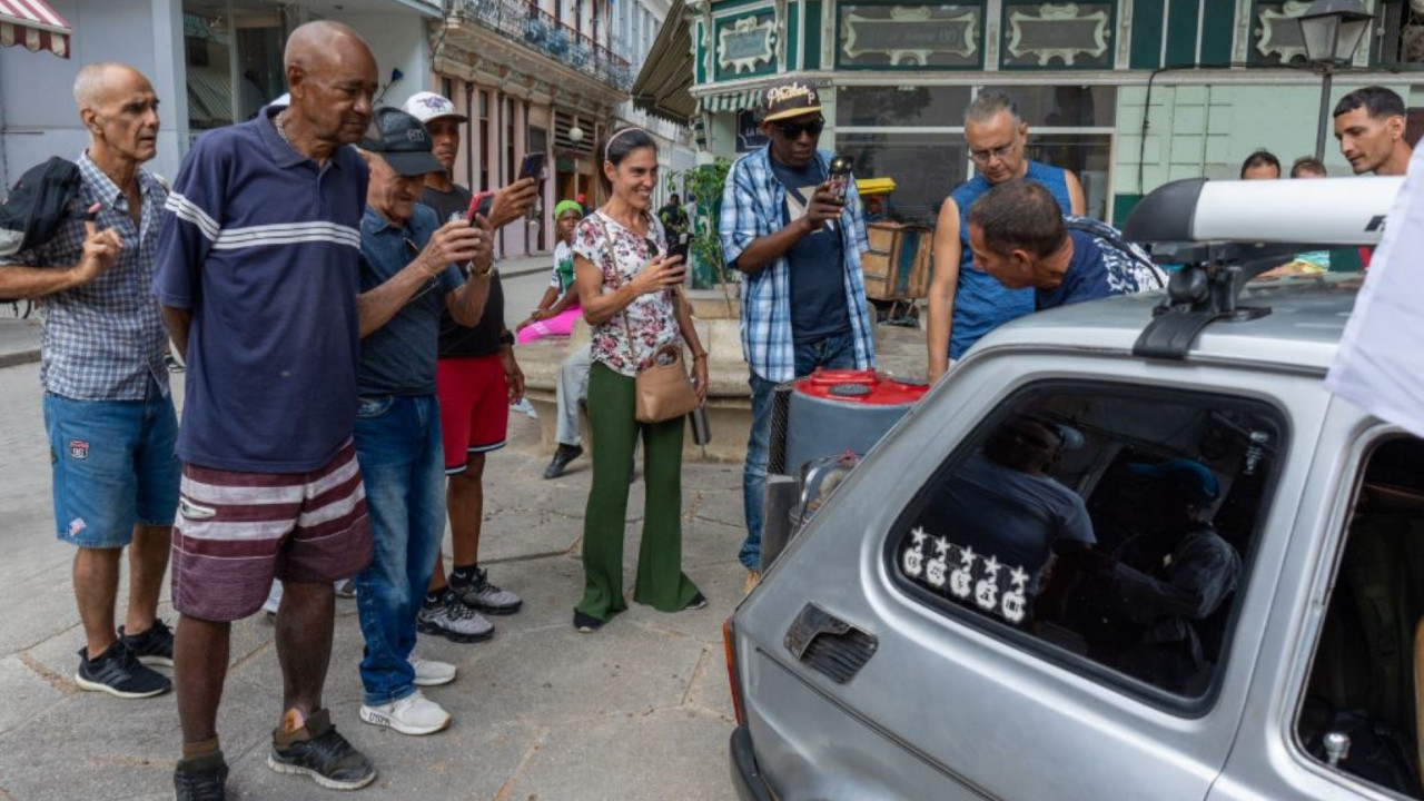 Yakıt bulamayan adam aracını böyle çalıştırdı