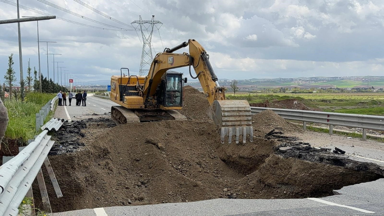 Yol çöktü, ulaşım kapatıldı