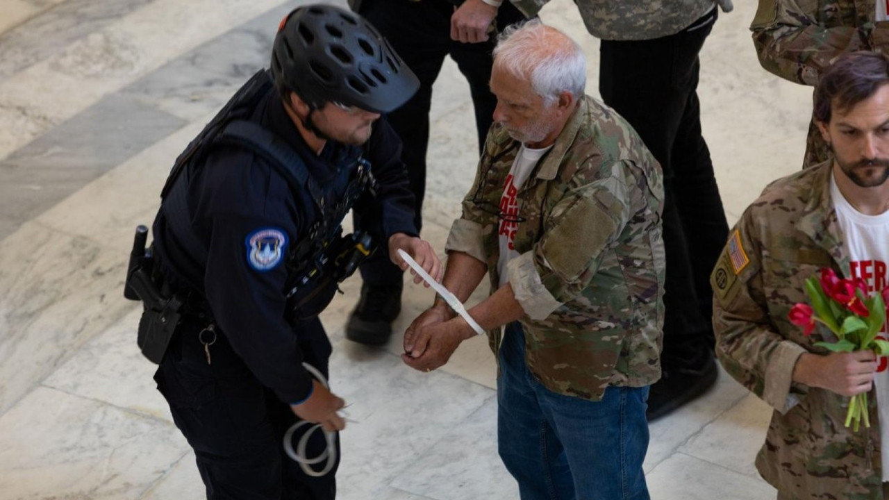 ABD'de savaşı protesto eden gazilere plastik kelepçe