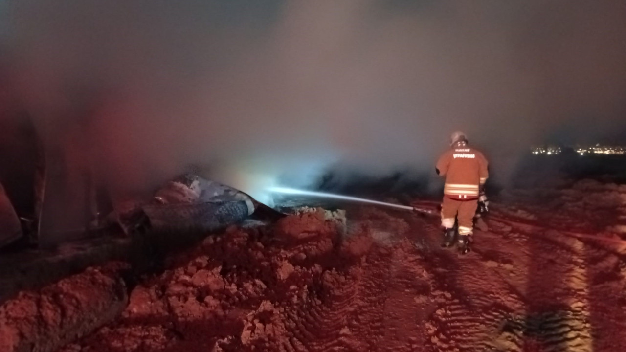 Alev alan konteynerden çıkamadı