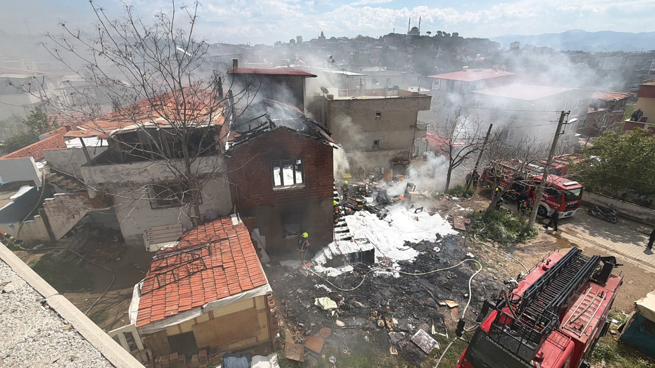 Çöp ev yandı: İtfaiye hem alevlerle hem zehirli gazla mücadele etti